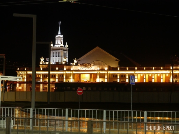 Сегодня в Бресте включат праздничное освещение. Почему?