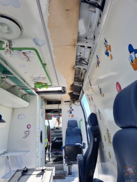 Под Брестом загорелся автомобиль скорой медицинской помощи, перевозивший в реаниматоре младенца