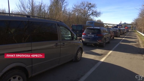 «Мы простые люди. Стоим и стоим» В Бресте возросла очередь на выезд в Польшу «Мы простые люди. Стоим и стоим» В Бресте возросла очередь на выезд в Польшу