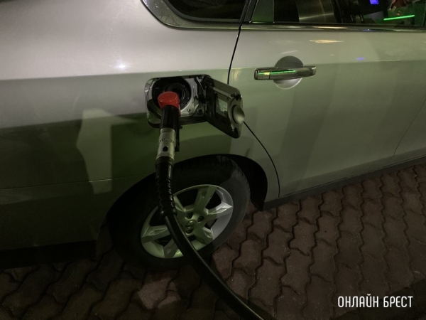 Белорус почти год заправлял два своих «Рено» казенным топливом. Как его наказали?