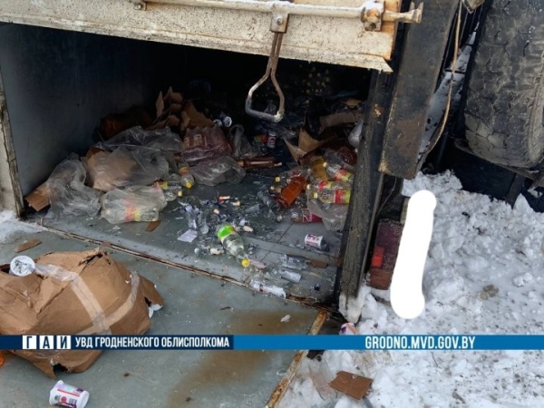 Около 100 литров алкоголя разлилось на дороге под Гродно