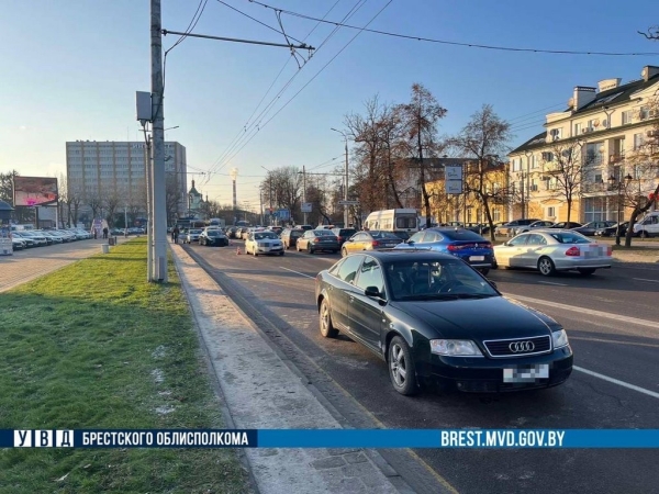 Проехал семь метров на двух колесах. В ГАИ рассказали, как произошло ДТП в центре Бреста