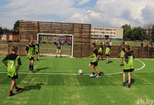 В Ганцевичах открыли футбольную площадку, построенную при содействии АБФФ и Туровского молочного комбината В Ганцевичах открыли футбольную площадку, построенную при содействии АБФФ и Туровского молочного комбината