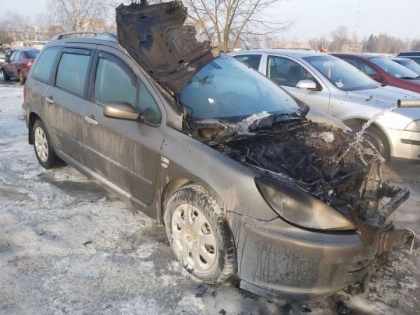 В Барановичах на автостоянке загорелся автомобиль «Пежо-307»