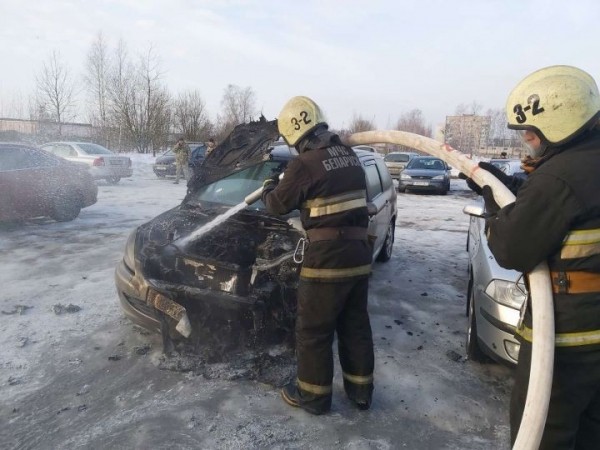 В Барановичах на автостоянке загорелся автомобиль «Пежо-307»