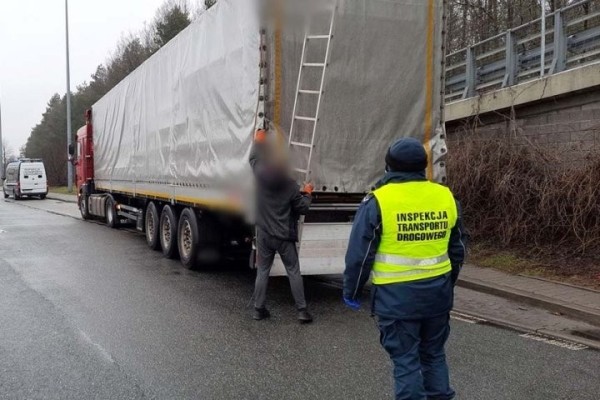 В Польше оштрафовали белоруса. «Транспортники» в потоке увидели, что с грузом что-то не так
