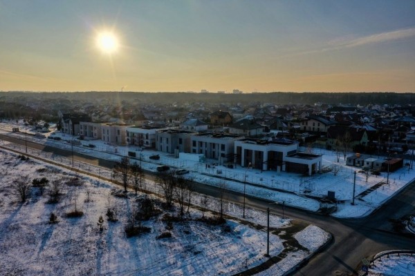 
                Плоска. Как выглядит район Бреста, где возводят квартал таунхаусов
            