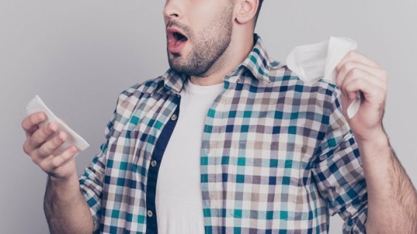 Почему говорят: «Будь здоров», когда человек чихает, а когда кашляет – нет?