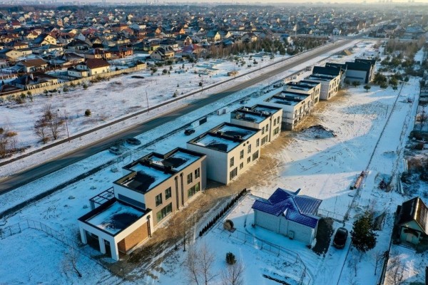 
                Плоска. Как выглядит район Бреста, где возводят квартал таунхаусов
            