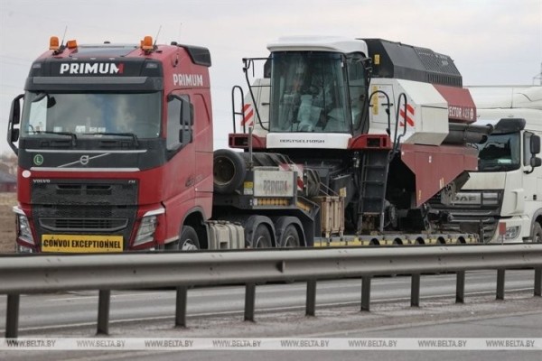 Более 600 грузовиков стоят в очереди на выезд перед пунктом пропуска «Козловичи» Более 600 грузовиков стоят в очереди на выезд перед пунктом пропуска «Козловичи»