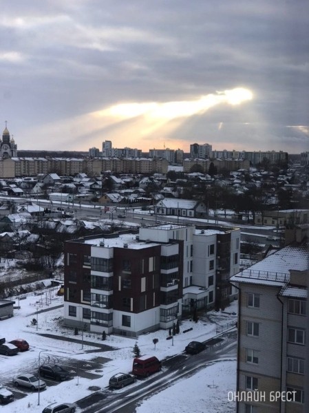 Красиво солнце вышло из-за облаков
Красиво солнце вышло из-за облаков