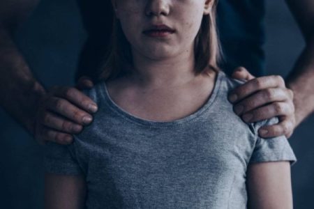 В Лиде мужчина изнасиловал и избил 7-летнюю дочку своей сожительницы