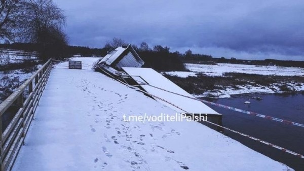 В Польше с моста упала фура. Так белорусский дальнобойщик объезжал очередь на границе В Польше с моста упала фура. Так белорусский дальнобойщик объезжал очередь на границе
