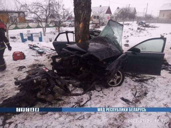В Лунинецком районе легковушка врезалась в дерево, погиб пассажир В Лунинецком районе легковушка врезалась в дерево, погиб пассажир