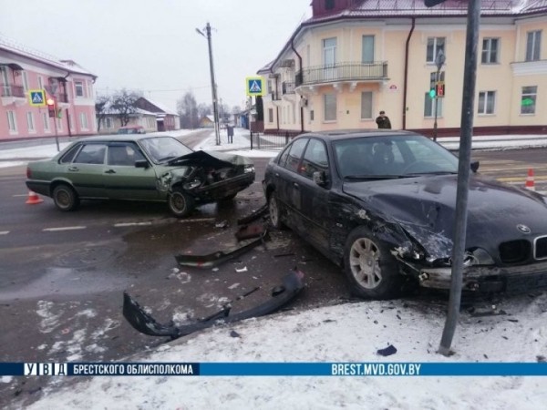 В Пинске водитель BMW не уступил Audi