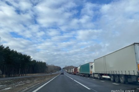 Более 3340 грузовиков стоят в очереди на границе с Евросоюзом