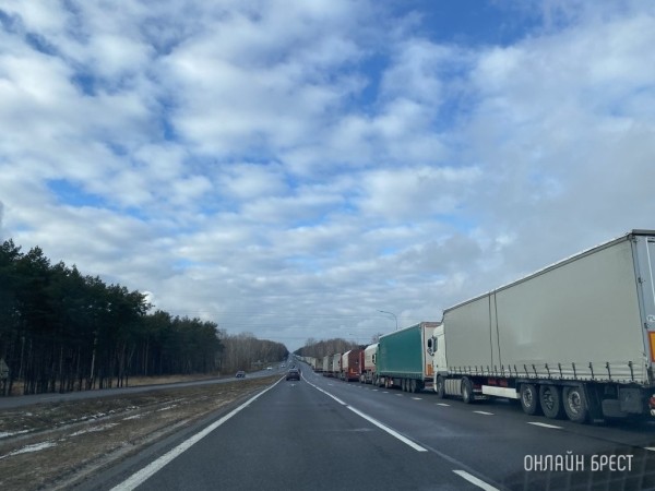 Более 3340 грузовиков стоят в очереди на границе с Евросоюзом
