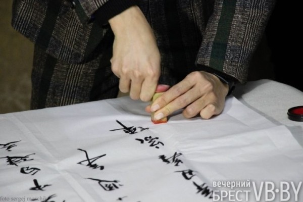 Живопись и каллиграфия. В Бресте открылась выставка, посвященная 30-летию дружбы между Беларусью и Китаем