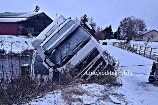 В Польше с моста упала фура. Так белорусский дальнобойщик объезжал очередь на границе В Польше с моста упала фура. Так белорусский дальнобойщик объезжал очередь на границе