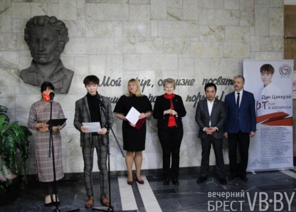 Живопись и каллиграфия. В Бресте открылась выставка, посвященная 30-летию дружбы между Беларусью и Китаем