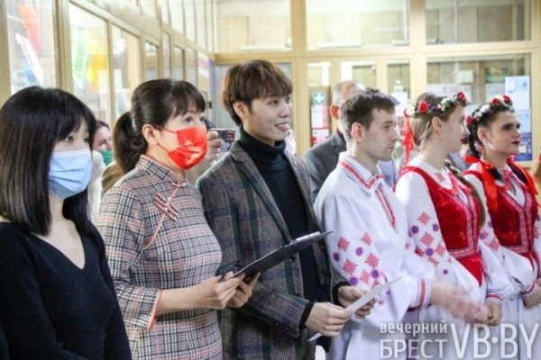 Живопись и каллиграфия. В Бресте открылась выставка, посвященная 30-летию дружбы между Беларусью и Китаем