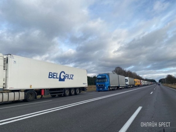 Чтобы скоротать время в очереди, дальнобойщик выпил бутылку водки. А потом его проверила ГАИ