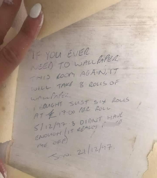Девушка решила переклеить обои в комнате и нашла необычное послание от бывших хозяев дома Девушка решила переклеить обои в комнате и нашла необычное послание от бывших хозяев дома