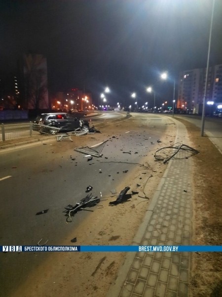 В Бресте нетрезвый водитель повредил 50 метров заборного ограждения