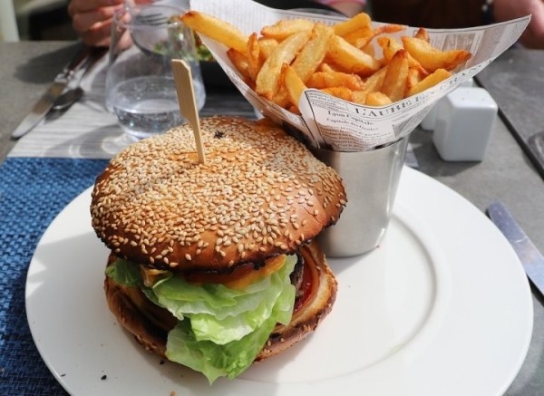 В мире удивляются ценам на фастфуд. А как они изменились у нас?