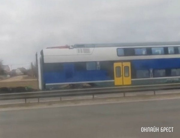 Читатель: Нас ждёт новый поезд? Или куда его везут? Видео снято сегодня возле Бреста
Читатель: Нас ждёт новый поезд? Или куда его везут? Видео снято сегодня возле Бреста