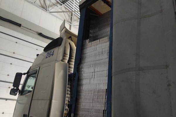 Пустая по документам фура оказалась не такой уж пустой – вот сколько сигарет нашли в полуприцепе Пустая по документам фура оказалась не такой уж пустой – вот сколько сигарет нашли в полуприцепе