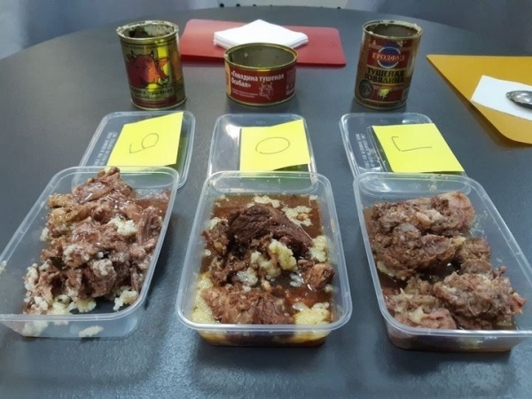 Сколько мяса в белорусской тушенке? Показываем, что внутри банок от трех производителей продукта