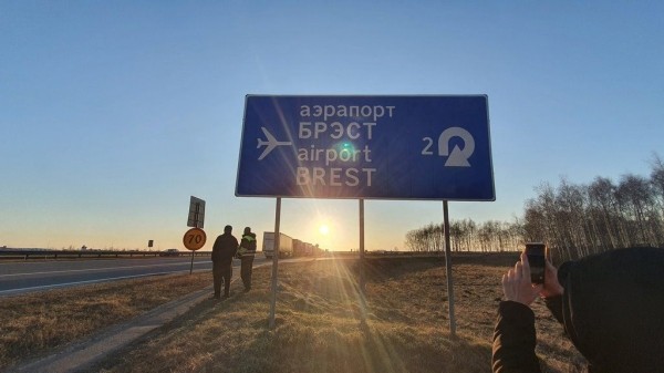 
                Огромная очередь из грузовиков на переход Козловичи
            