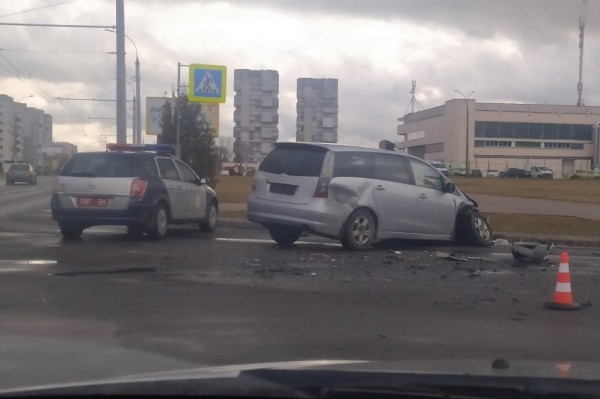 В Бресте столкнулись такси и легковушка, есть пострадавшие
