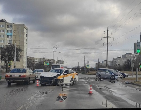 В Бресте столкнулись такси и легковушка, есть пострадавшие