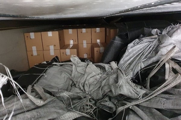 Сигареты на 2,3 миллиона евро нашли в белорусской фуре – их прятали за мешками с сажей Сигареты на 2,3 миллиона евро нашли в белорусской фуре – их прятали за мешками с сажей