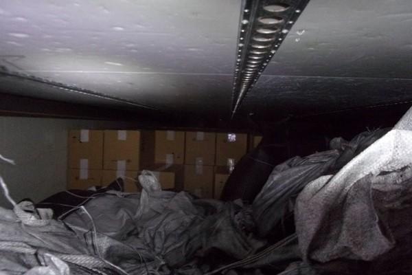 Сигареты на 2,3 миллиона евро нашли в белорусской фуре – их прятали за мешками с сажей Сигареты на 2,3 миллиона евро нашли в белорусской фуре – их прятали за мешками с сажей