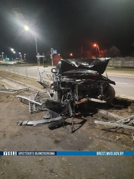 Появилось видео, как в Бресте нетрезвый водитель на Audi повредил 50 метров заборного ограждения
Появилось видео, как в Бресте нетрезвый водитель на Audi повредил 50 метров заборного ограждения