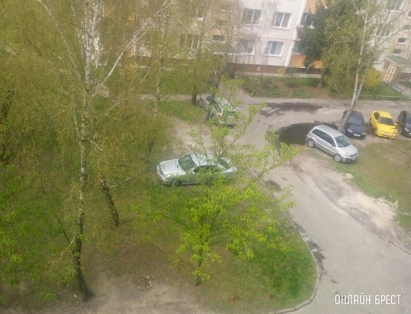 Работники ЖКХ будут жаловаться в ГАИ на нарушителей парковок во дворах. Ноухау в Лиде