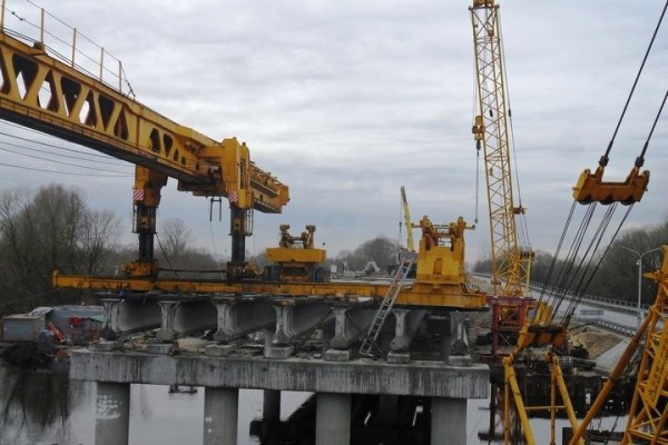 В Пинском районе готовятся установить последний пролет моста через Ясельду В Пинском районе готовятся установить последний пролет моста через Ясельду