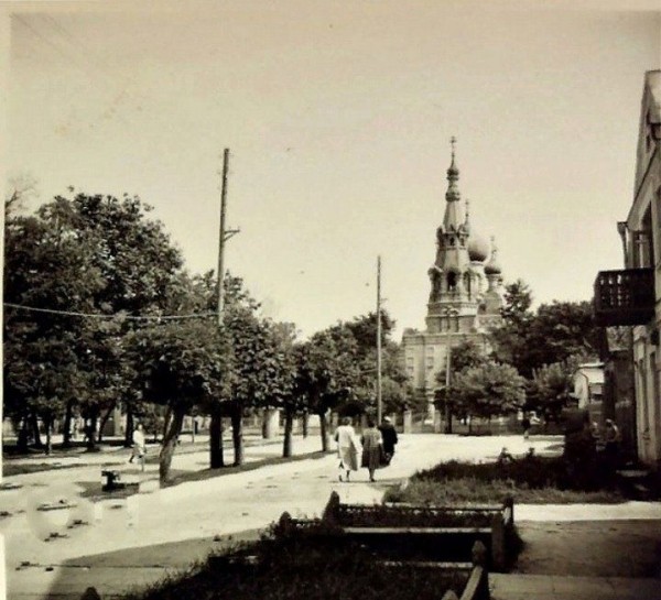 
                Брест, 1943 год. На заднем плане Свято-Николаевская Братская церковь
            