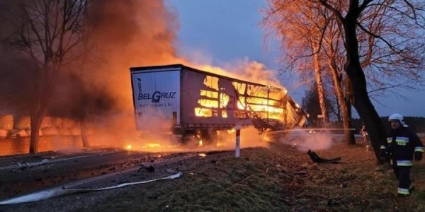 Белорусский дальнобойщик совершил опасный обгон на дороге, где пару дней назад погиб белорус Белорусский дальнобойщик совершил опасный обгон на дороге, где пару дней назад погиб белорус