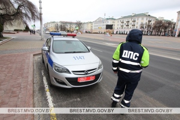 В Бресте за месяц поймали 50 водителей, которые говорили по телефону за рулем