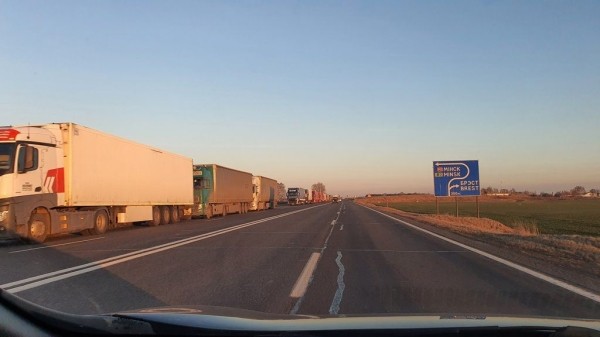 
                Огромная очередь из грузовиков на переход Козловичи
            