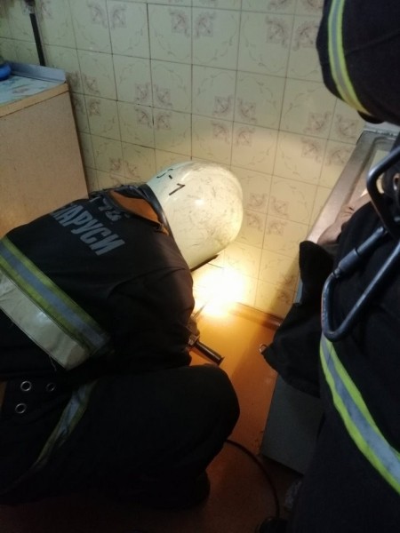В Барановичах кошка провалилась в вентиляцию. Ее достали спасатели В Барановичах кошка провалилась в вентиляцию. Ее достали спасатели