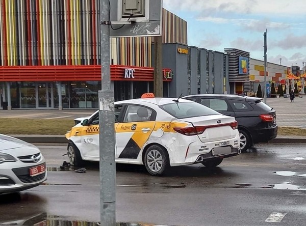 В Бресте столкнулись такси и легковушка, есть пострадавшие