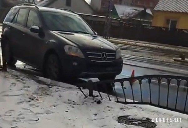 Читатель: Вчера в Бресте на пионерской Mercedes попал в ДТП
Читатель: Вчера в Бресте на пионерской Mercedes попал в ДТП