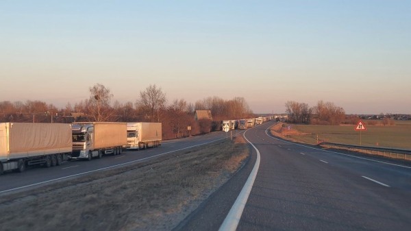 
                Огромная очередь из грузовиков на переход Козловичи
            