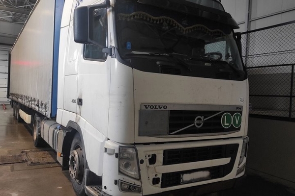 Пустая по документам фура оказалась не такой уж пустой – вот сколько сигарет нашли в полуприцепе Пустая по документам фура оказалась не такой уж пустой – вот сколько сигарет нашли в полуприцепе