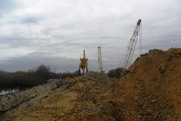 В Пинском районе готовятся установить последний пролет моста через Ясельду В Пинском районе готовятся установить последний пролет моста через Ясельду